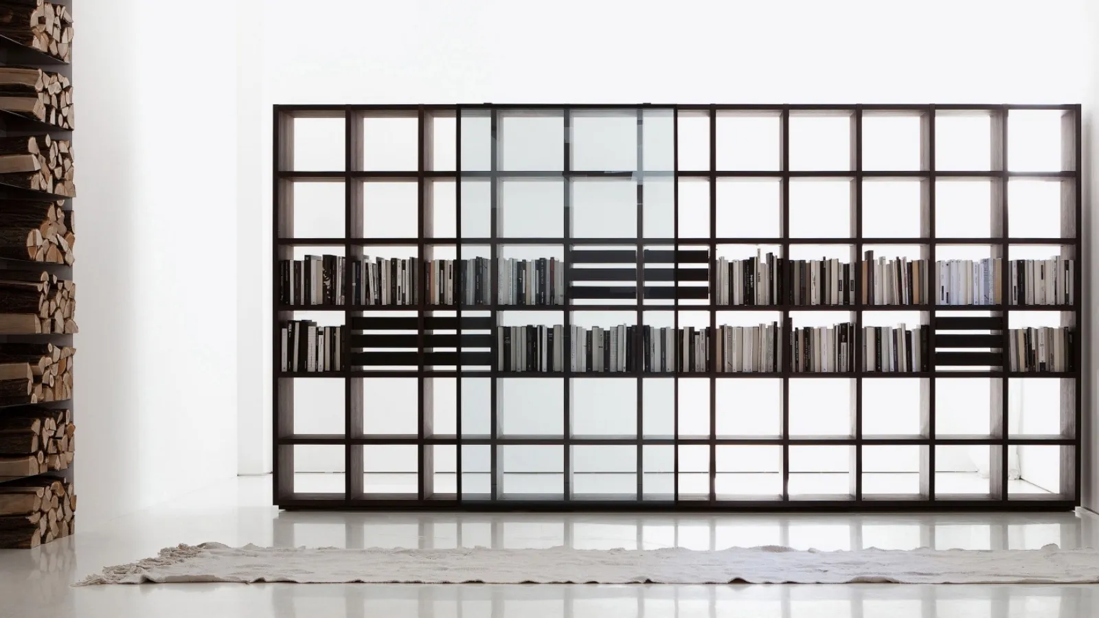 Libreria Interparete in legno,telaio in alluminio,finiture in acciaio e cristallo di Porro